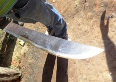 Em ataque de fúria, homem ataca colega a terçadadas em Manaus