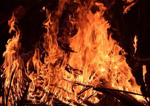 Homem ateia fogo na própria casa após namorada proibir ele de sair