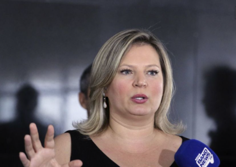 Deputada Joice Hasselmann contrai Covid-19 e diz que 'não é só uma gripezinha'