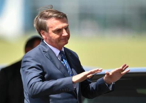 Bolsonaro 'ignora' apoiadores no Palácio da Alvorada em dia de prisão de Queiroz 