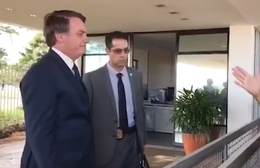 Bolsonaro 'ignora' apoiadores no Palácio da Alvorada em dia de prisão de Queiroz 