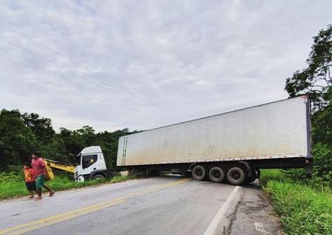 Acidente com caminhão bloqueia trânsito em trecho da rodovia BR-174