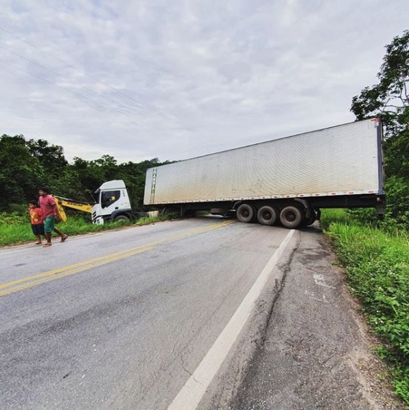 Acidente com caminhão bloqueia trânsito em trecho da rodovia BR-174