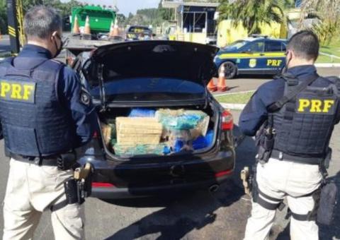Professora é presa transportando 392 kg de maconha em carro roubado 