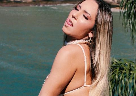 Com biquíni de fita, Mulher Melão empina bumbum avantajado e leva fãs à loucura