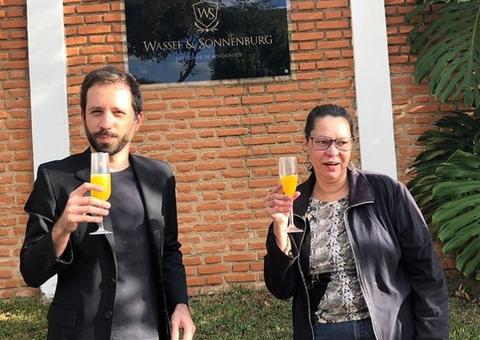 Filha de Olavo de Carvalho toma suco de laranja em frente a casa onde Queiroz foi preso