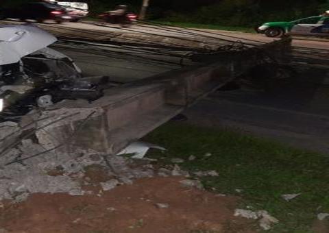 Carro desgovernado arranca postes e bloqueia avenida de Manaus