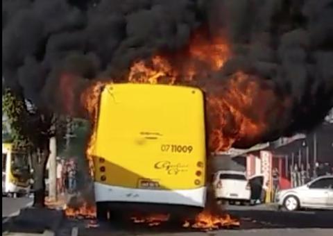 Ônibus é consumido por fogo em plena avenida de Manaus