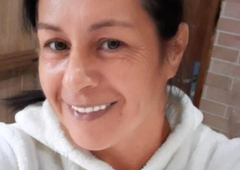 Homem mata companheira a facadas na frente do filho de 13 anos