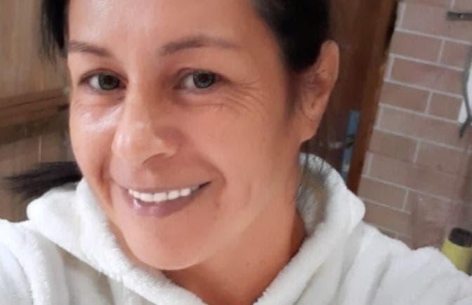 Homem mata companheira a facadas na frente do filho de 13 anos