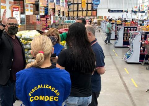 Supermercado é flagrado vendendo produtos estragados e com preços abusivos em Manaus