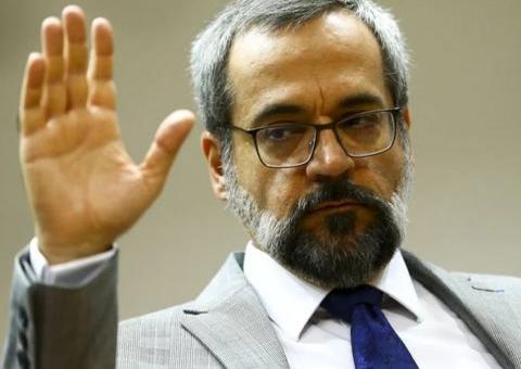 Senador pede apreensão de passaporte de Weintraub para que ele não saia do Brasil