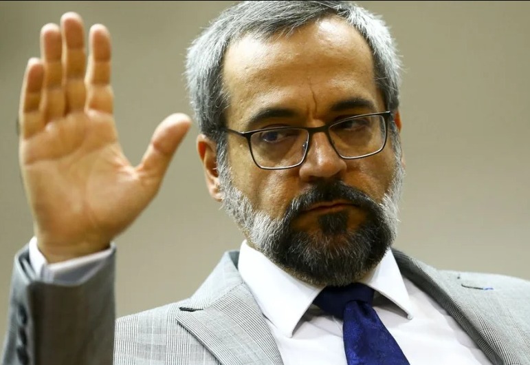 Senador pede apreensão de passaporte de Weintraub para que ele não saia do Brasil