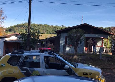 Mãe encontra filho morto em casa com faca cravada no tórax; nora também foi morta 