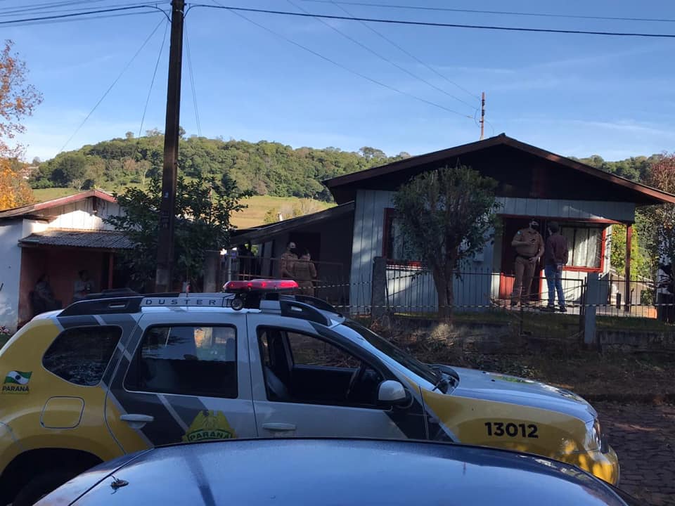 Mãe encontra filho morto em casa com faca cravada no tórax; nora também foi morta 