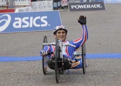Zanardi, paratleta e ex-piloto de F1, sofre grave acidente com batida forte em caminhão