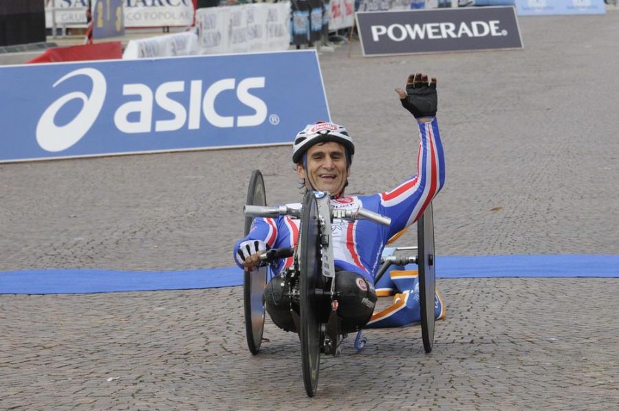 Zanardi, paratleta e ex-piloto de F1, sofre grave acidente com batida forte em caminhão