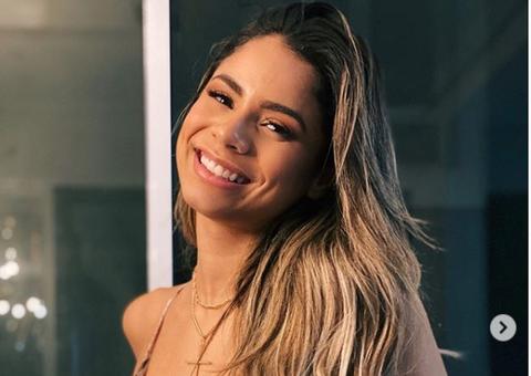 Lexa exibe seios fartos com maiô decotado em dia de sol