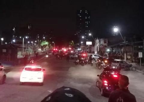 Bandidos abordam carro em semáforo e fazem família de refém 