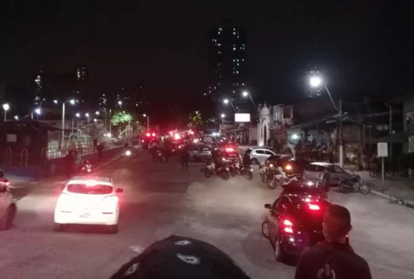 Bandidos abordam carro em semáforo e fazem família de refém 