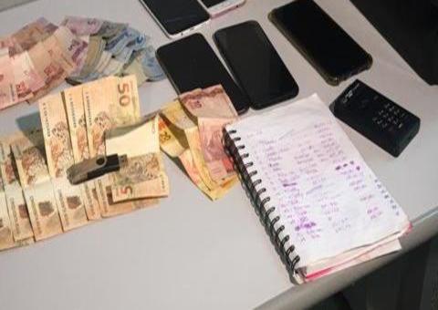 Celulares, dinheiro e caderno de anotações são apreendidos em casa de prostituição em Manaus 