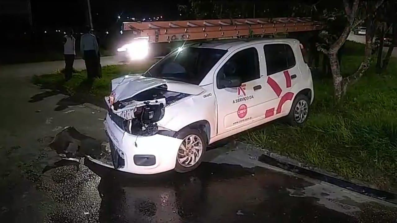 Dois carros colidem em avenida movimentada de Manaus