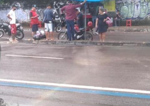 Óleo derramado em pista provoca acidentes em avenida de Manaus