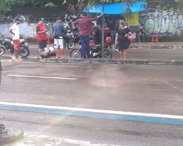 Óleo derramado em pista provoca acidentes em avenida de Manaus