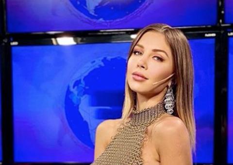Sem sutiã, apresentadora choca com seios à mostra em telejornal