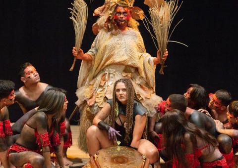 Márcia Novo lança clipe com funeral indígena no Teatro Amazonas; assista