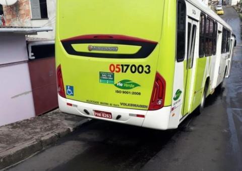 Empresa vai ser notificada após óleo de ônibus causar série de acidentes na Constatino Nery