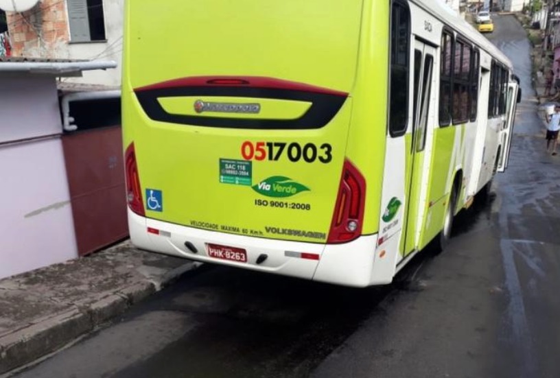 Empresa vai ser notificada após óleo de ônibus causar série de acidentes na Constatino Nery