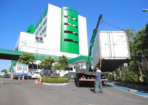 Contêineres que armazenavam mortos pela Covid são retirados de hospitais em Manaus