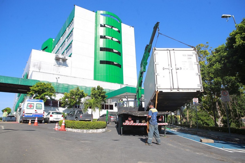 Contêineres que armazenavam mortos pela Covid são retirados de hospitais em Manaus
