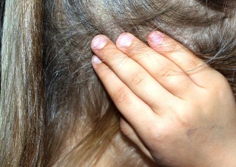 Adolescente é espancado por vizinhos suspeito de estuprar criança em Manaus