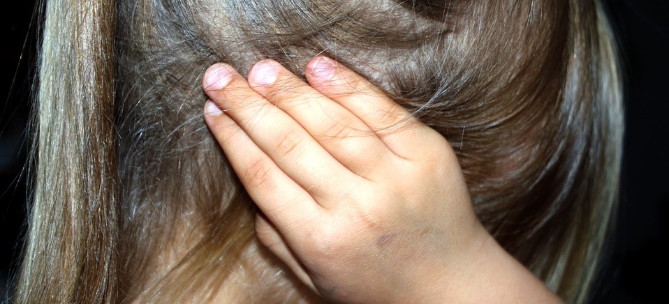 Adolescente é espancado por vizinhos suspeito de estuprar criança em Manaus