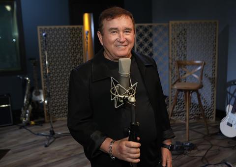 Amado Batista descobre nascimento de neta durante live: 'que maravilha!'