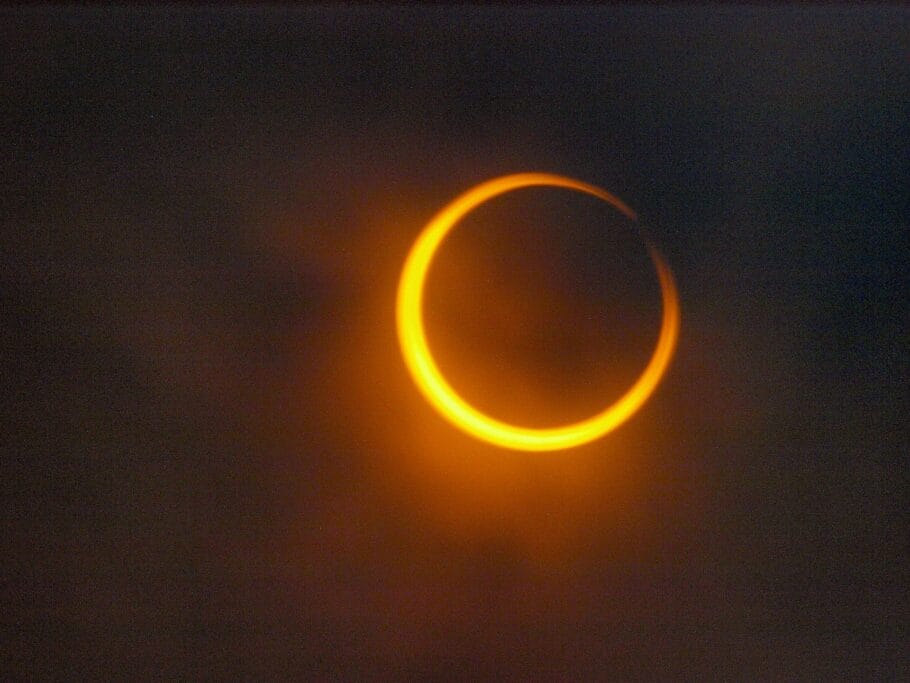 Eclipse solar acontece neste domingo; veja como assistir espetáculo