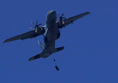 Soldado morre ao despencar de helicóptero enquanto fazia exercício de paraquedismo