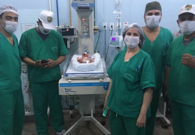 Internada, recém-nascida encontrada na AM-070 recebe visita de PMs em Manaus