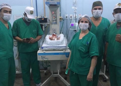 Internada, recém-nascida encontrada na AM-070 recebe visita de PMs em Manaus