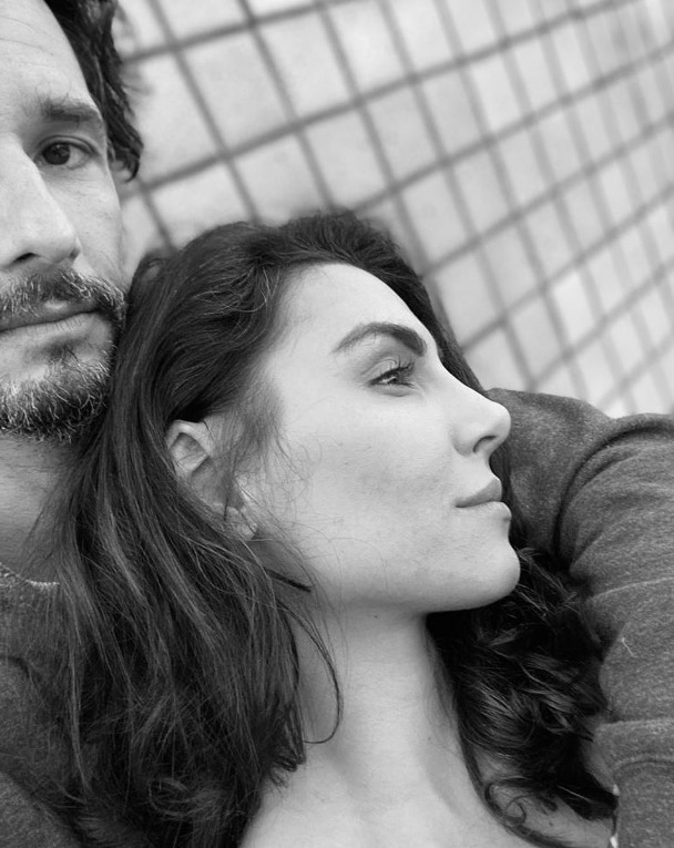 Rodrigo Santoro posta rara foto agarradinho à esposa, Mel Fronckowiak