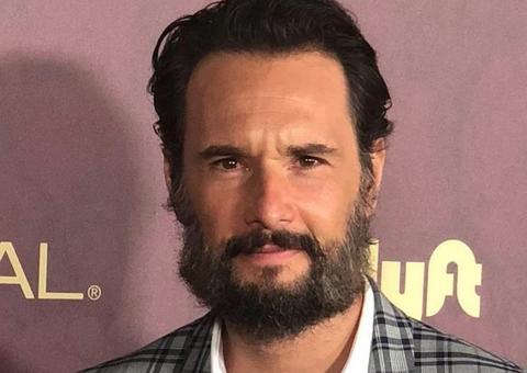 Rodrigo Santoro posta rara foto agarradinho à esposa, Mel Fronckowiak