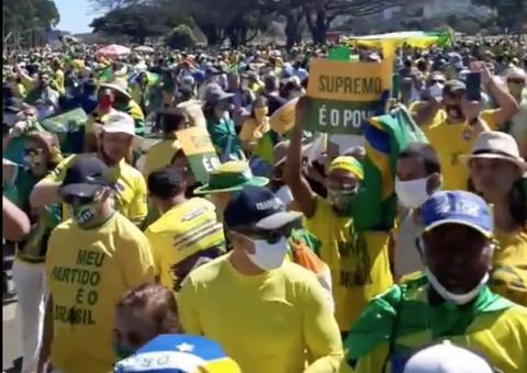 Sem presença de Bolsonaro, grupos pró e contra o presidente fazem manifestações em Brasília