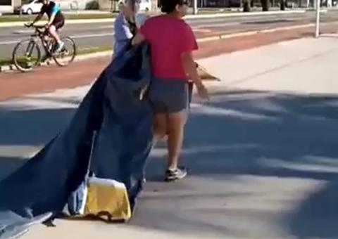 Vídeo: Revoltada, mulher arranca faixas contra Bolsonaro durante protesto 