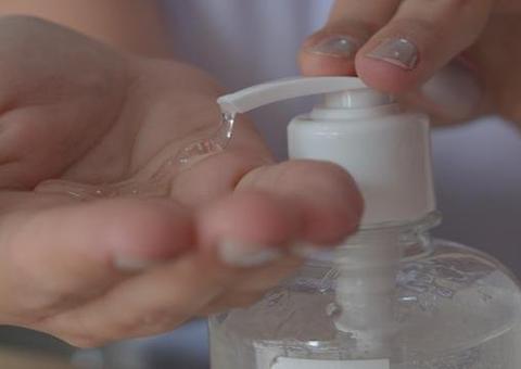 Em Manaus, lei obriga que supermercados ofereçam álcool em gel para clientes