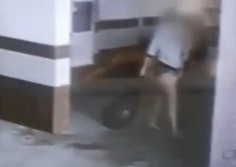 Mãe que jogou bebê pela janela deixa hospital e está em liberdade  