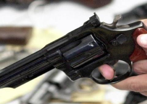 Industriário tem motocicleta roubada e é baleado por assaltante em Manaus