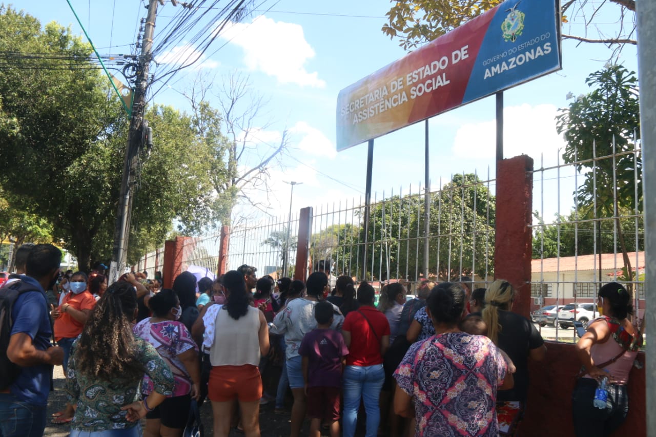 Após fake news, multidão vai a Seas em busca de cartão de benefício social em Manaus