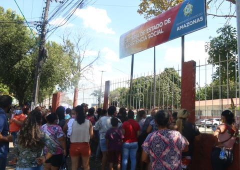 Após fake news, multidão vai a Seas em busca de cartão de benefício social em Manaus